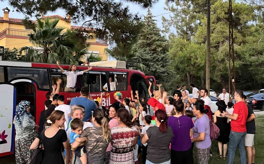 Büyükşehir Belediyesi Gençlik Meclisi Üyeleri Çocuklarla Futbol Maçı Yaptı