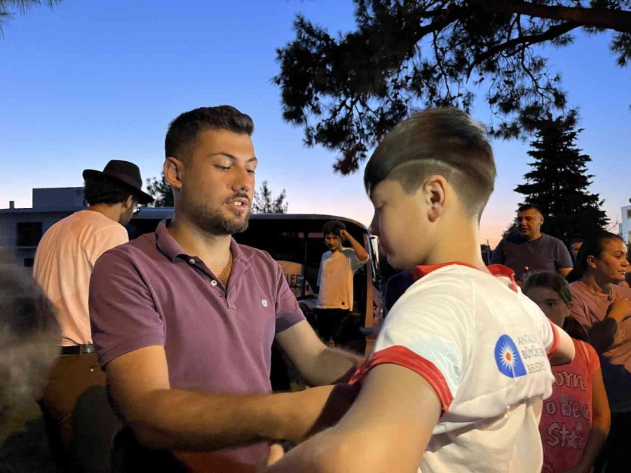 Büyükşehir Belediyesi Gençlik Meclisi Üyeleri Çocuklarla Futbol Maçı Yaptı