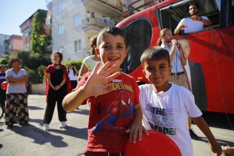 Büyükşehir Belediyesi Gençlik Meclisi Üyeleri Çocuklarla Futbol Maçı Yaptı