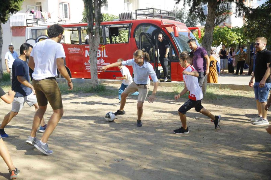 Büyükşehir Belediyesi Gençlik Meclisi Üyeleri Çocuklarla Futbol Maçı Yaptı