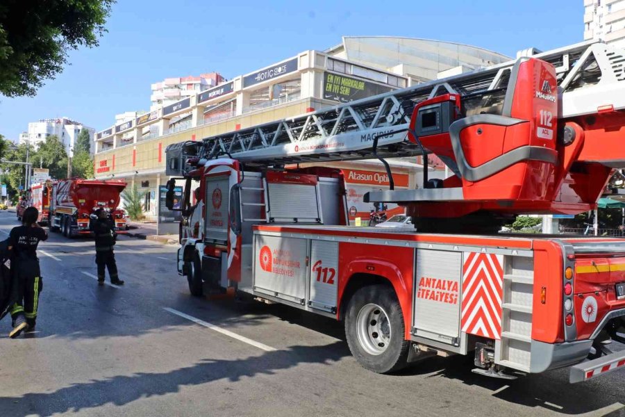 Antalya’da Özel Hastanedeki Yangın Korkuttu