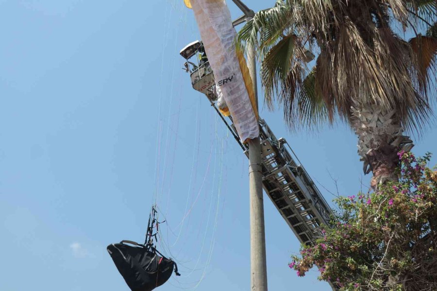 Alçak İrtifa Uçan Paraşütçü Aydınlatma Direğine Takıldı