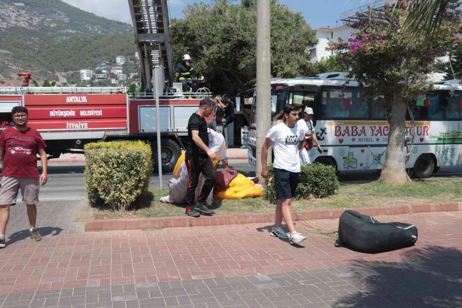 Alçak İrtifa Uçan Paraşütçü Aydınlatma Direğine Takıldı