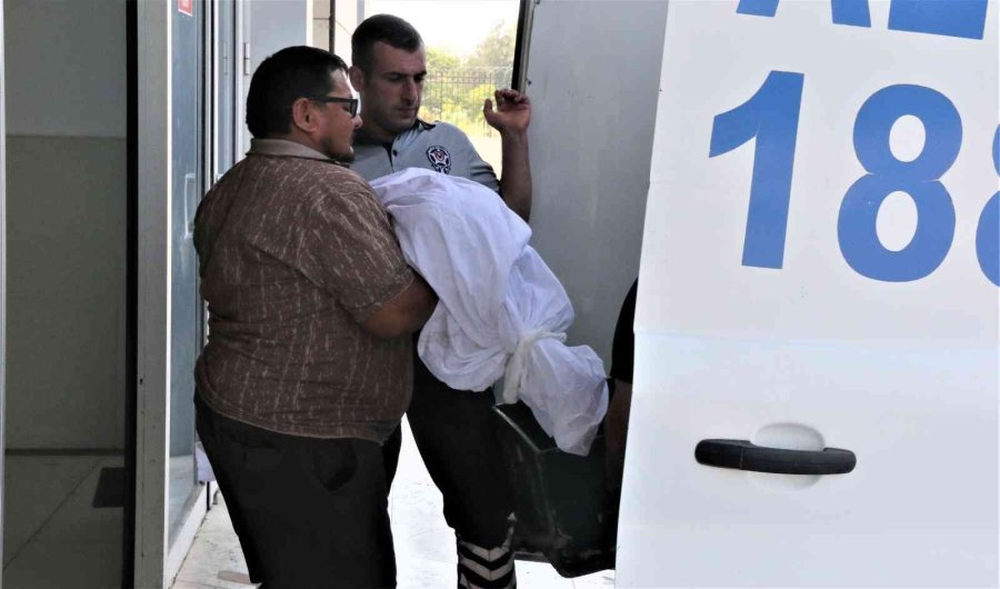 Bir Amcanın En Zor Anı, Balkondan Düşerek Hayatını Kaybeden Yeğenin Cenazesini Kollarında Taşıdı