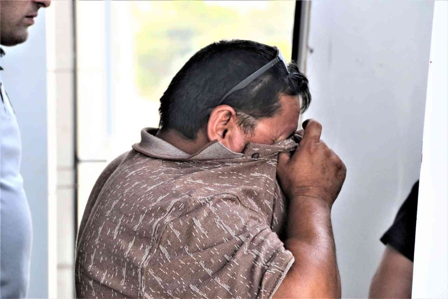 Bir Amcanın En Zor Anı, Balkondan Düşerek Hayatını Kaybeden Yeğenin Cenazesini Kollarında Taşıdı