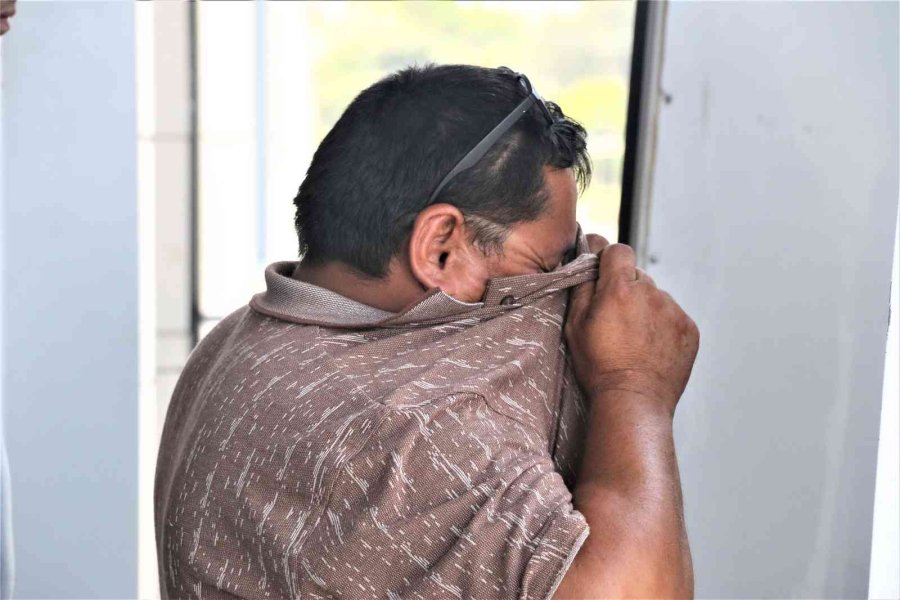 Bir Amcanın En Zor Anı, Balkondan Düşerek Hayatını Kaybeden Yeğenin Cenazesini Kollarında Taşıdı