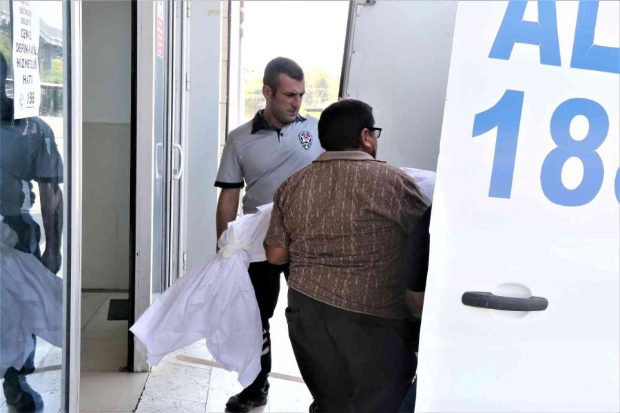 Bir Amcanın En Zor Anı, Balkondan Düşerek Hayatını Kaybeden Yeğenin Cenazesini Kollarında Taşıdı