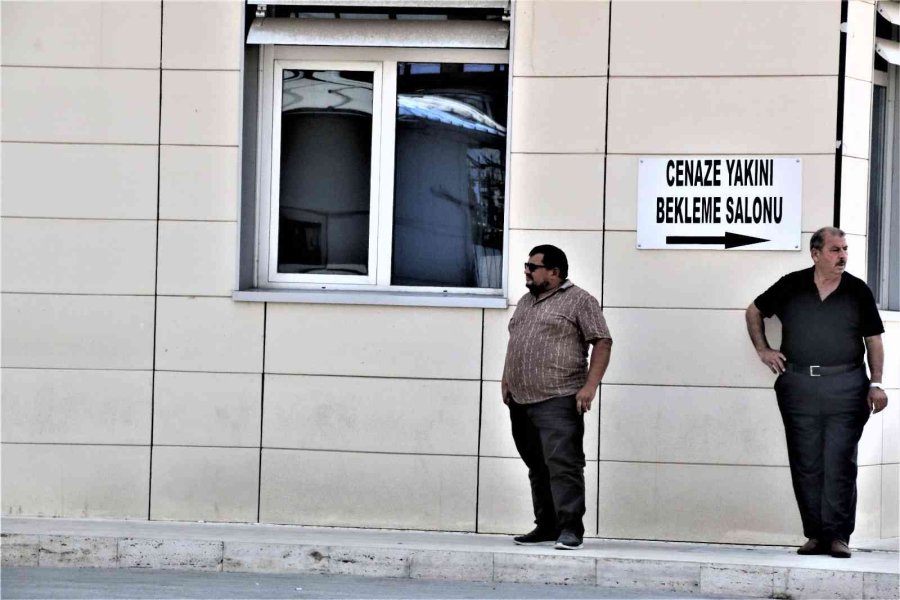 Bir Amcanın En Zor Anı, Balkondan Düşerek Hayatını Kaybeden Yeğenin Cenazesini Kollarında Taşıdı