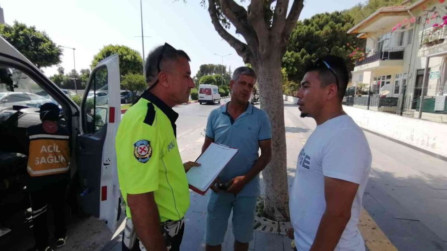 Antalya’da 12 Yaşındaki Bisikletli Çocuk Minibüs Çarpması Sonucu Yaralandı