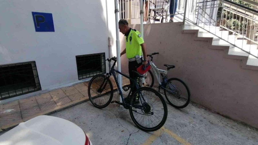 Antalya’da 12 Yaşındaki Bisikletli Çocuk Minibüs Çarpması Sonucu Yaralandı