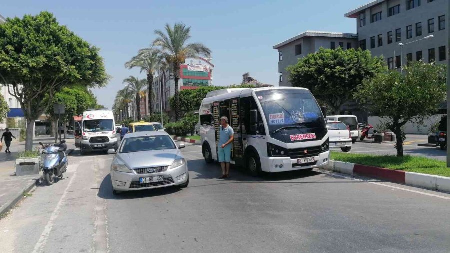 Antalya’da 12 Yaşındaki Bisikletli Çocuk Minibüs Çarpması Sonucu Yaralandı