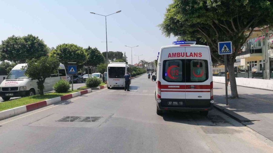 Antalya’da 12 Yaşındaki Bisikletli Çocuk Minibüs Çarpması Sonucu Yaralandı