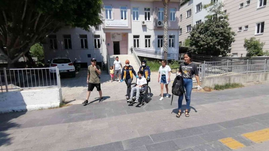 Antalya’da 12 Yaşındaki Bisikletli Çocuk Minibüs Çarpması Sonucu Yaralandı