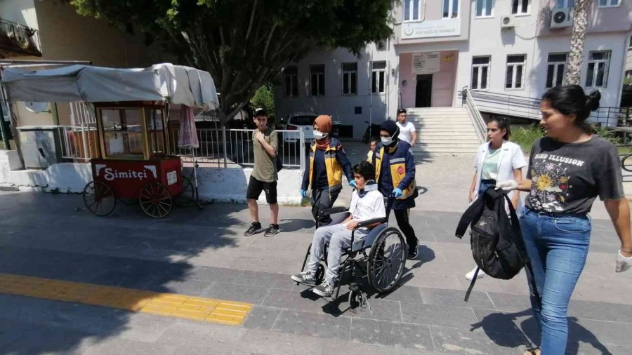 Antalya’da 12 Yaşındaki Bisikletli Çocuk Minibüs Çarpması Sonucu Yaralandı