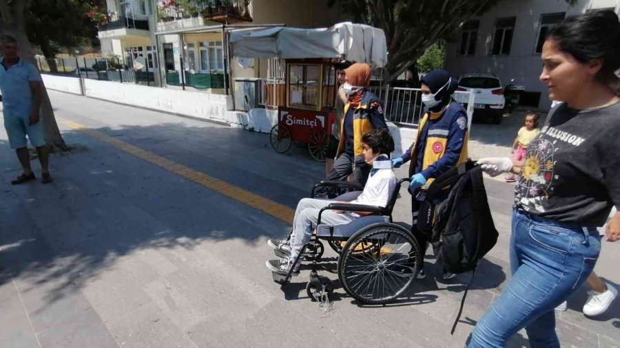 Antalya’da 12 Yaşındaki Bisikletli Çocuk Minibüs Çarpması Sonucu Yaralandı