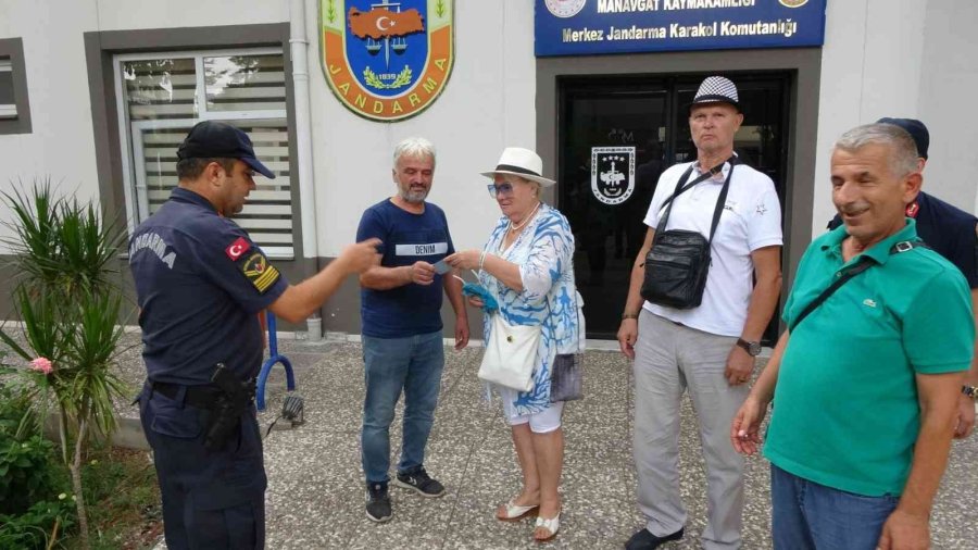 Eski Milli Voleybolcu Rus Çifte, Fırının Önünde Unuttukları Para Ve Evrak Dolu Çanta Teslim Edildi