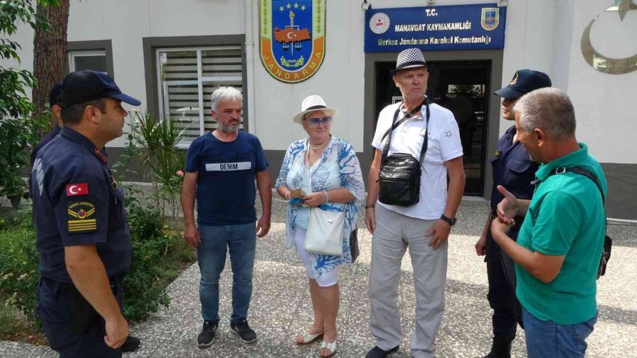 Eski Milli Voleybolcu Rus Çifte, Fırının Önünde Unuttukları Para Ve Evrak Dolu Çanta Teslim Edildi