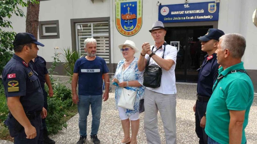 Eski Milli Voleybolcu Rus Çifte, Fırının Önünde Unuttukları Para Ve Evrak Dolu Çanta Teslim Edildi