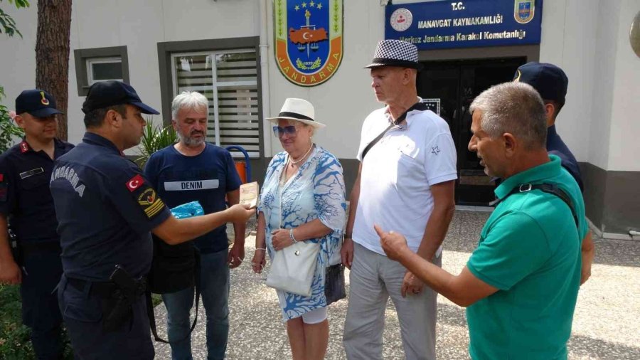 Eski Milli Voleybolcu Rus Çifte, Fırının Önünde Unuttukları Para Ve Evrak Dolu Çanta Teslim Edildi
