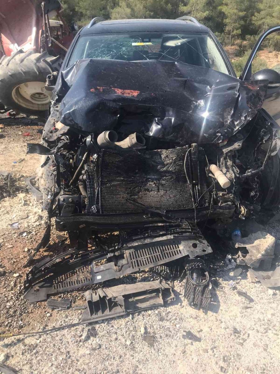 Manavgat’ta Otomobil Traktör Çarpıştı: 6 Yaralı