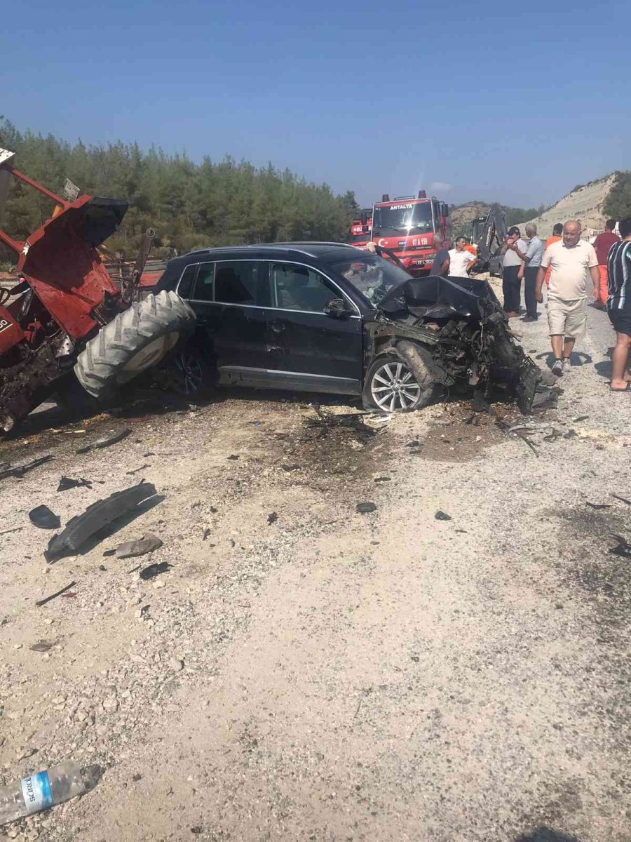 Manavgat’ta Otomobil Traktör Çarpıştı: 6 Yaralı