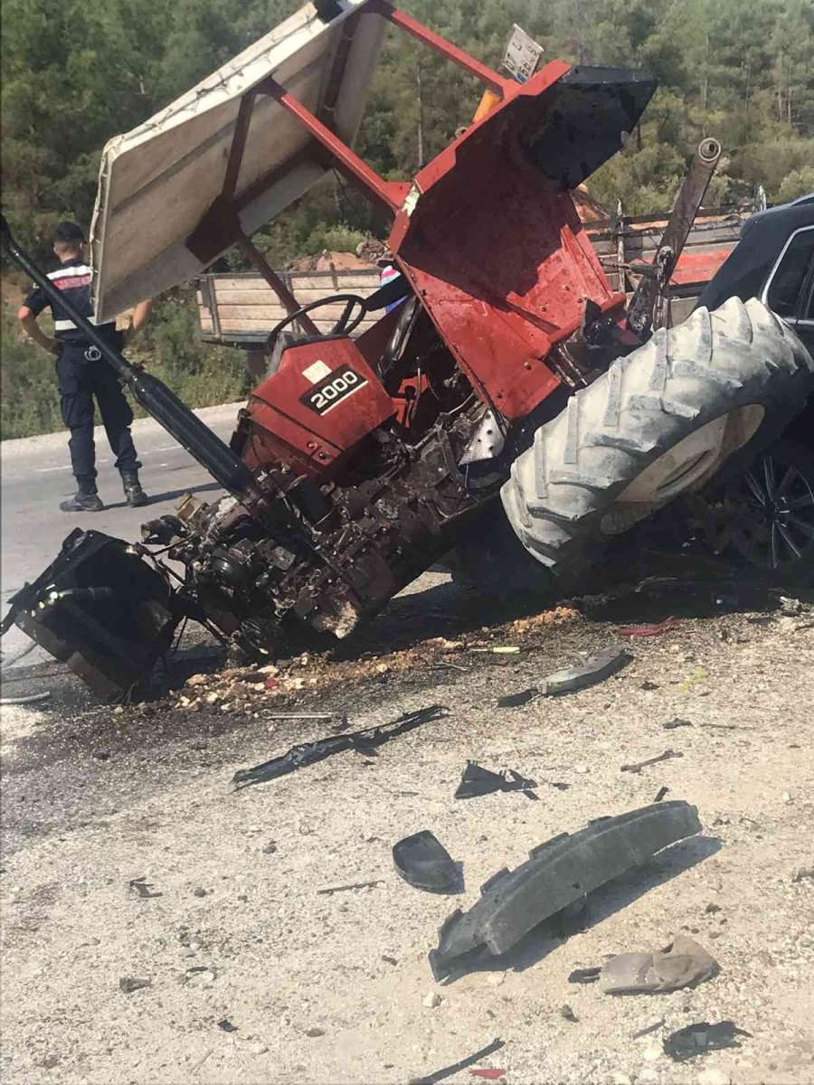 Manavgat’ta Otomobil Traktör Çarpıştı: 6 Yaralı