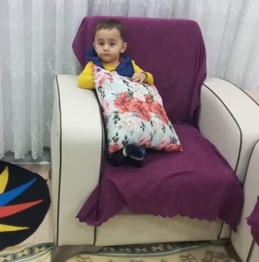 Bir Amcanın En Zor Anı, Balkondan Düşerek Hayatını Kaybeden Yeğenin Cenazesini Kollarında Taşıdı