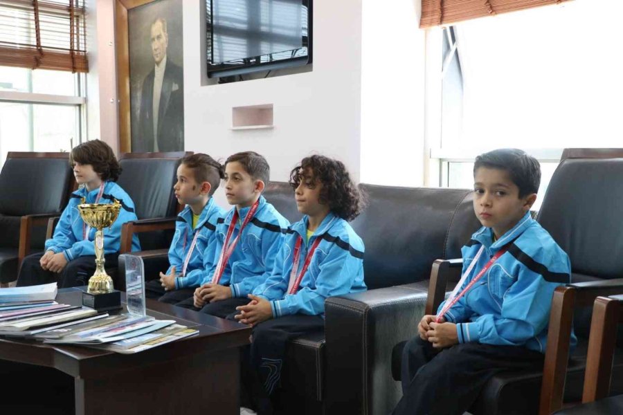 Ali İhsan Kabakcı Ana Lig’in Şampiyonlarını Ağırladı