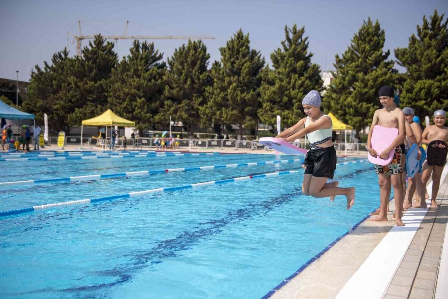 Mersin’de 4 Bin Kişi Yüzmeyi Öğrendi