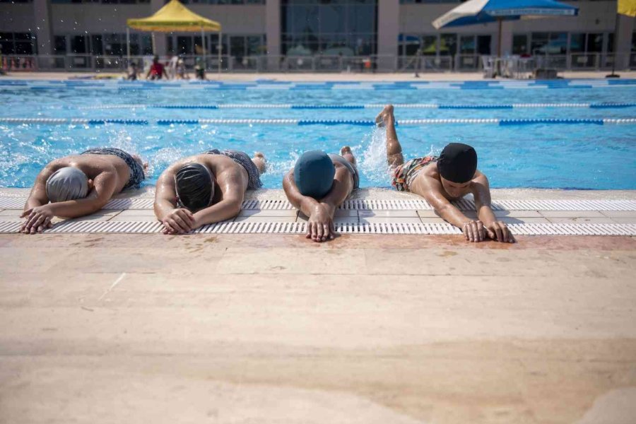 Mersin’de 4 Bin Kişi Yüzmeyi Öğrendi