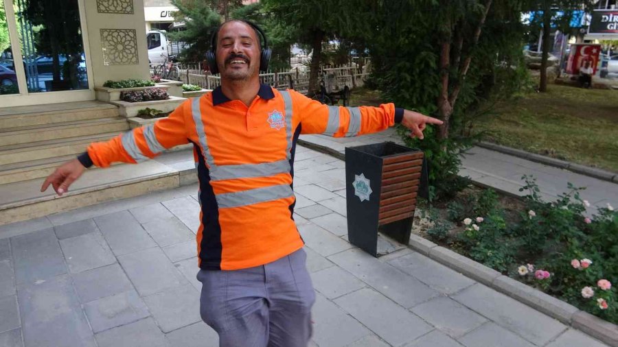 Temizlerken Eğleniyor, Neşesiyle Herkesi Güldürüyor