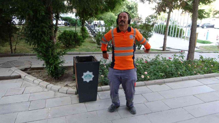 Temizlerken Eğleniyor, Neşesiyle Herkesi Güldürüyor