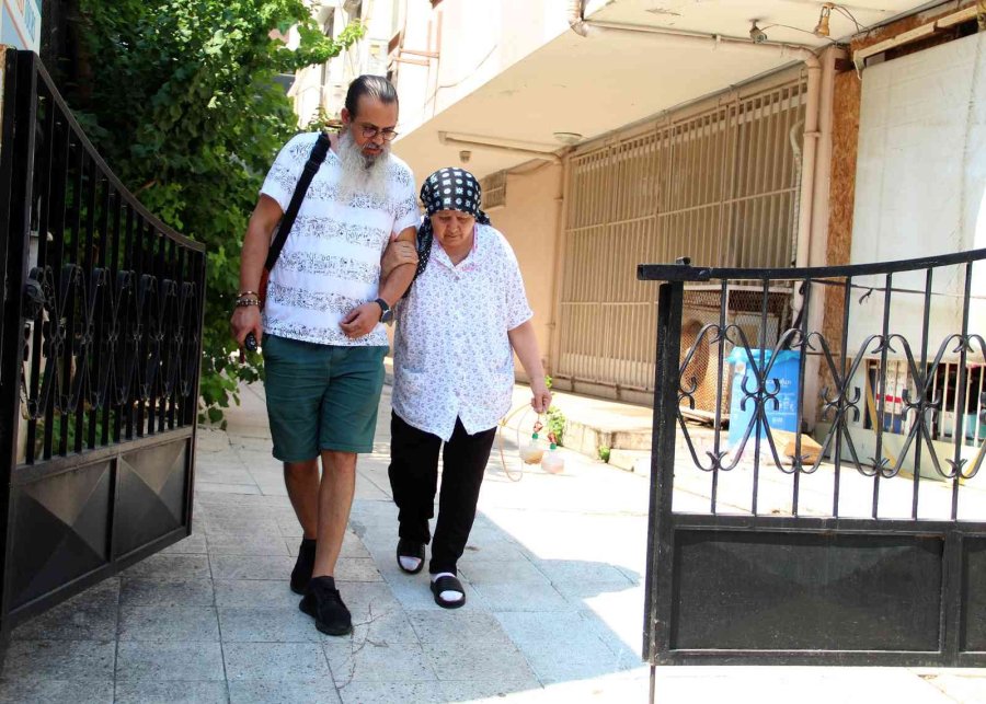 Kiracıya Otopark Kapısı Kilitlendi, Kanser Hastası Anne İle Oğlu Mağdur Oldu