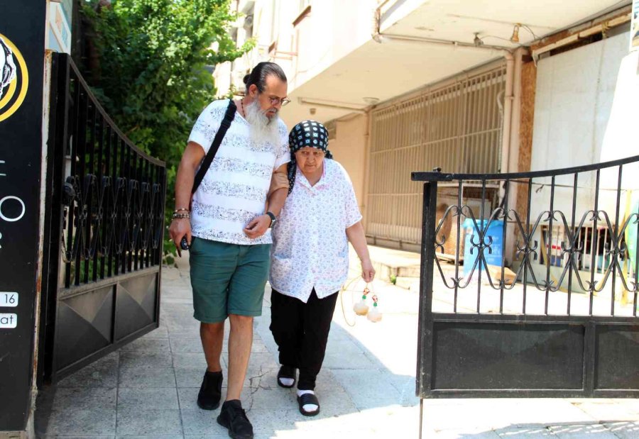 Kiracıya Otopark Kapısı Kilitlendi, Kanser Hastası Anne İle Oğlu Mağdur Oldu