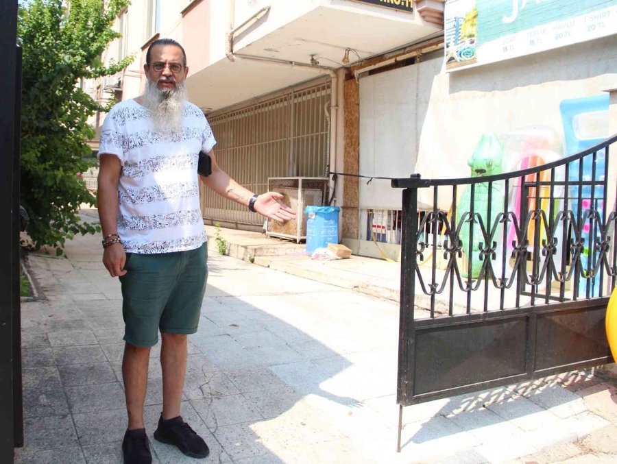 Kiracıya Otopark Kapısı Kilitlendi, Kanser Hastası Anne İle Oğlu Mağdur Oldu