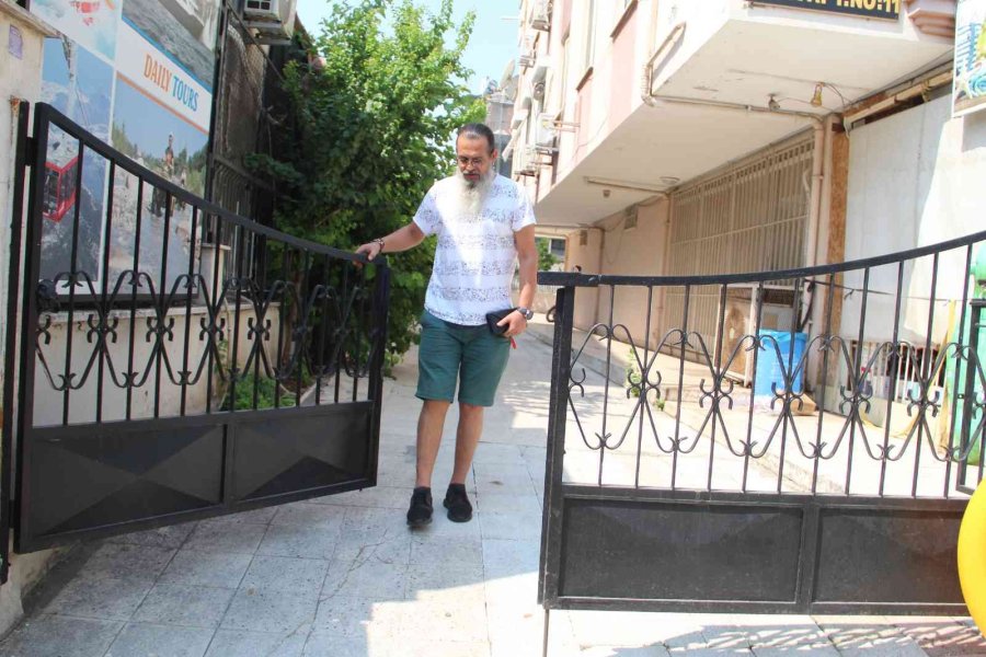 Kiracıya Otopark Kapısı Kilitlendi, Kanser Hastası Anne İle Oğlu Mağdur Oldu