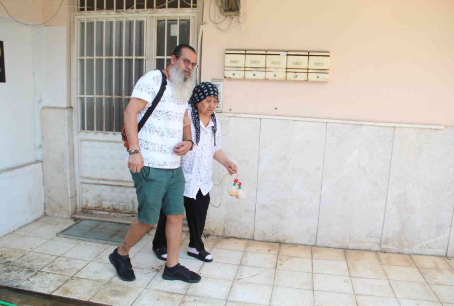 Kiracıya Otopark Kapısı Kilitlendi, Kanser Hastası Anne İle Oğlu Mağdur Oldu