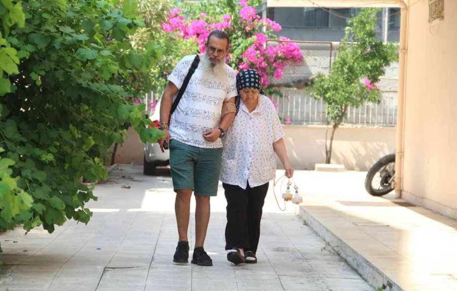 Kiracıya Otopark Kapısı Kilitlendi, Kanser Hastası Anne İle Oğlu Mağdur Oldu