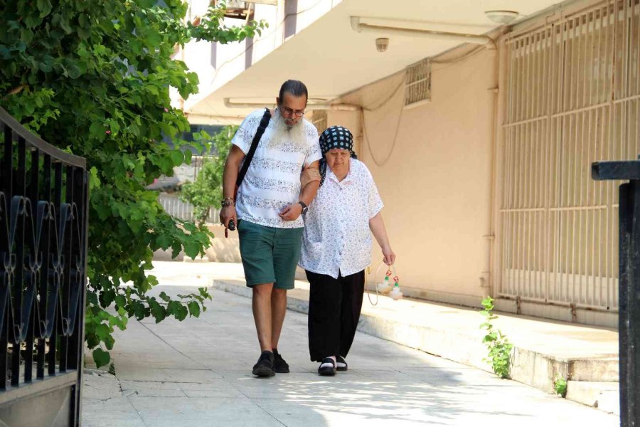 Kiracıya Otopark Kapısı Kilitlendi, Kanser Hastası Anne İle Oğlu Mağdur Oldu