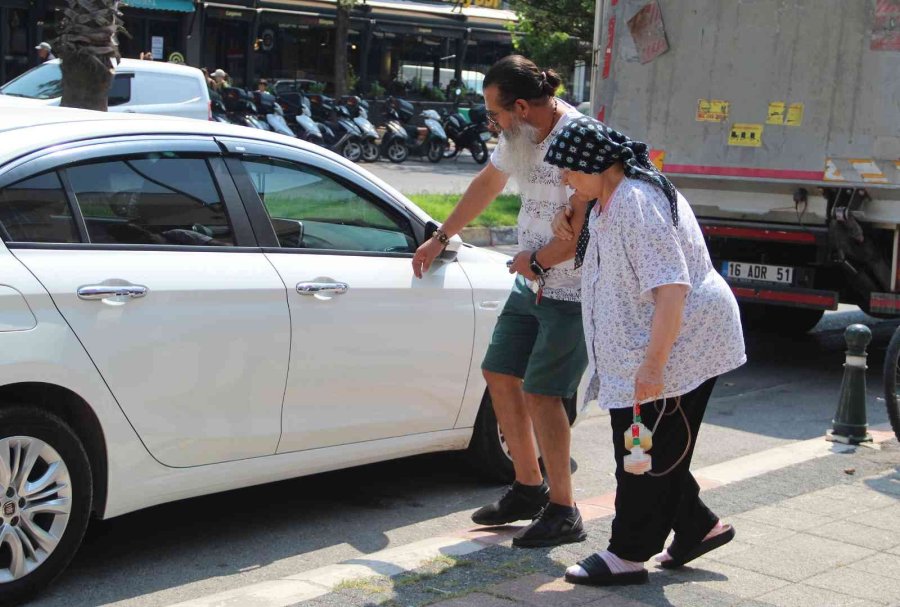 Kiracıya Otopark Kapısı Kilitlendi, Kanser Hastası Anne İle Oğlu Mağdur Oldu