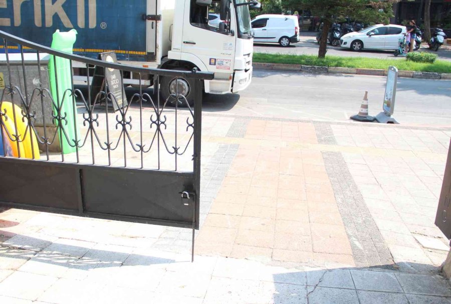 Kiracıya Otopark Kapısı Kilitlendi, Kanser Hastası Anne İle Oğlu Mağdur Oldu