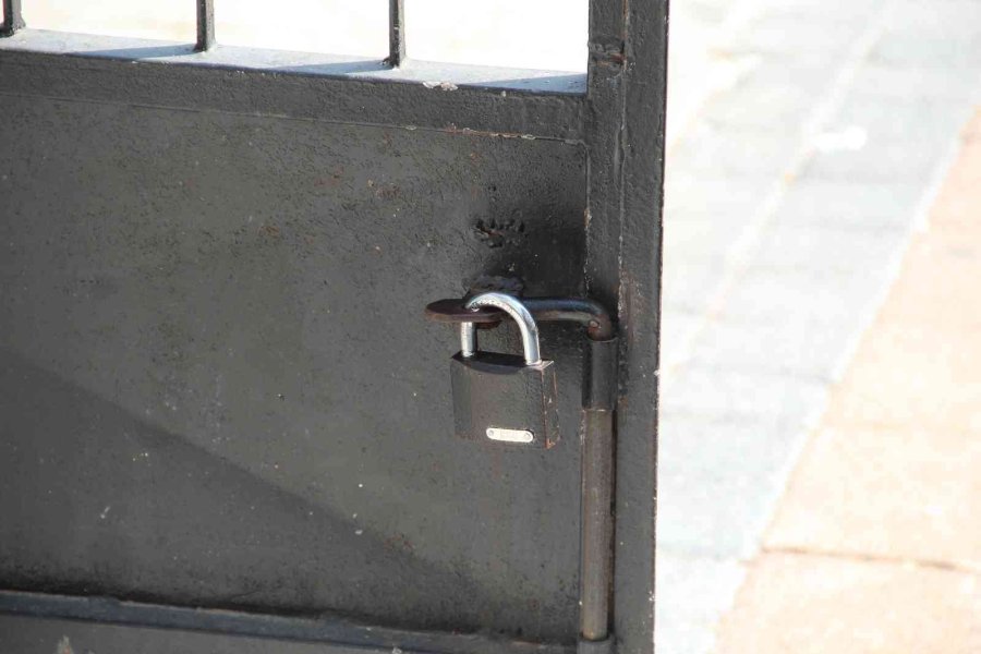 Kiracıya Otopark Kapısı Kilitlendi, Kanser Hastası Anne İle Oğlu Mağdur Oldu