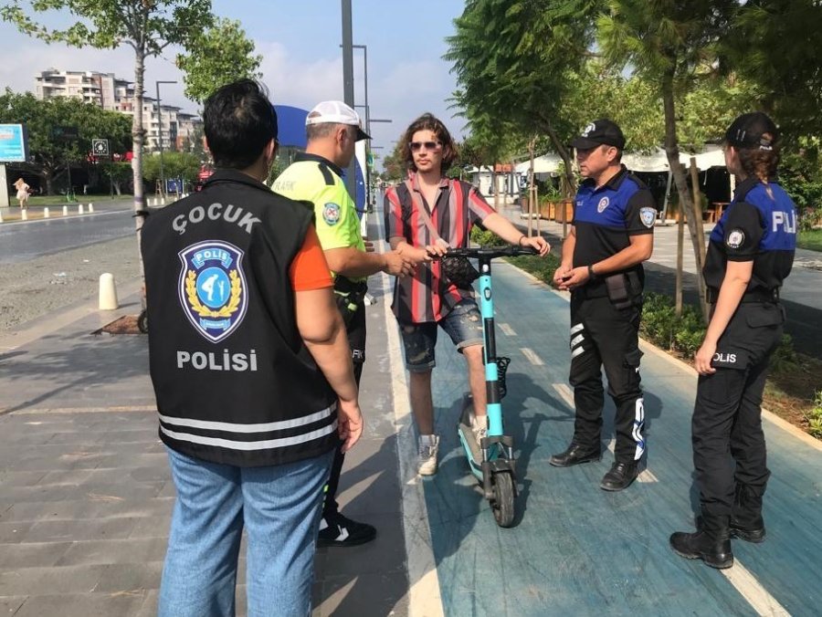 Konyaaltı Sahilinde Elektrikli Scooter Kullanıcıları Bilgilendirildi