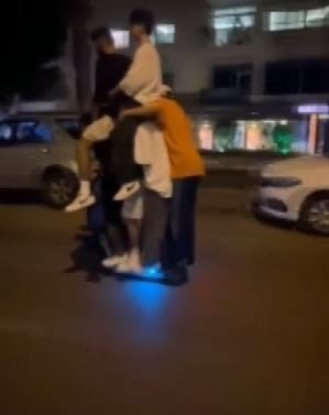 Elektrikli Scootera 6 Kişi Binerek Canlarını Hiçe Saydılar