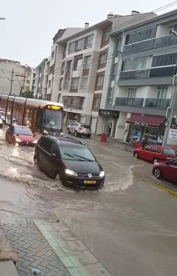 Eskişehir’de Sağanak Yağış Etkili Oldu