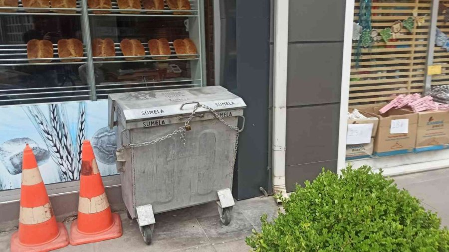 Daha Önce Koltuğu Sokağa Bağlayan Esnaf Şimdi De Çöp Konteynerini Zincire Vurdu