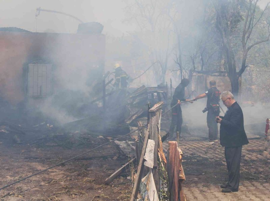 Ailesine Kızdı, Evi Ateşe Verdi