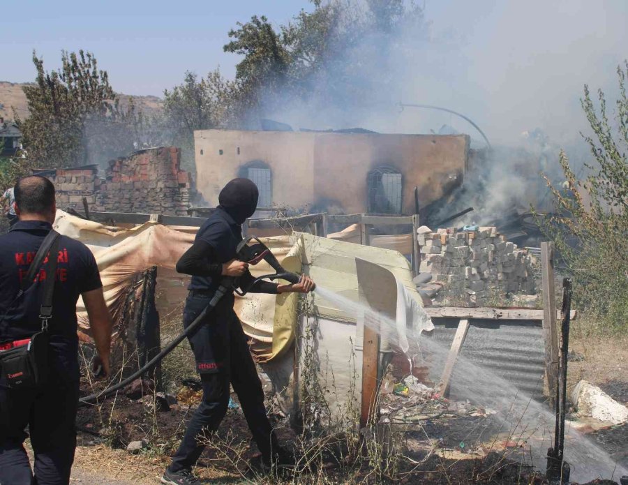 Ailesine Kızdı, Evi Ateşe Verdi