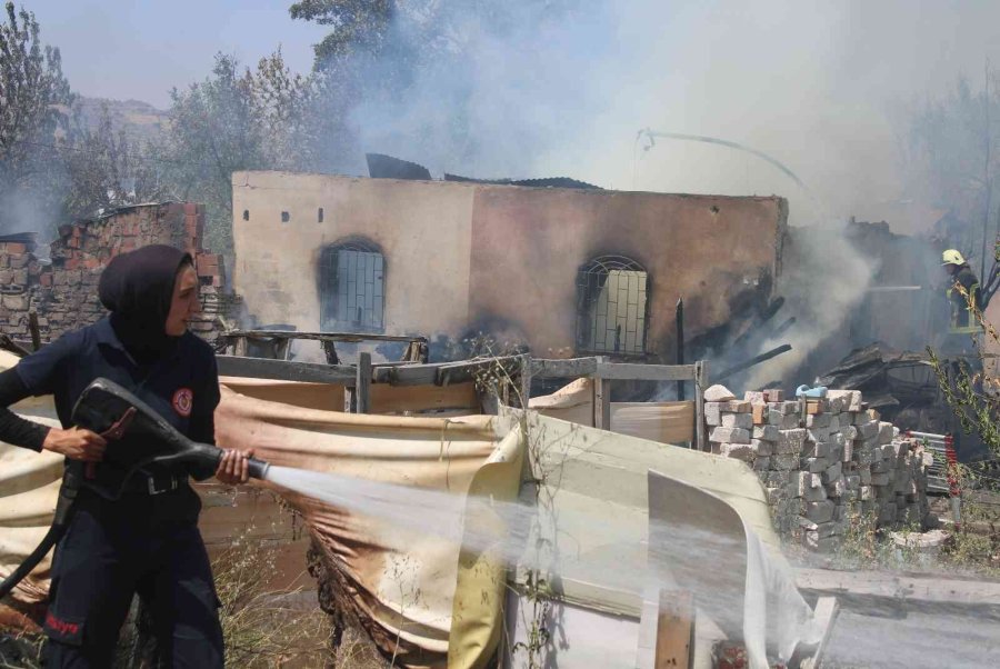 Ailesine Kızdı, Evi Ateşe Verdi