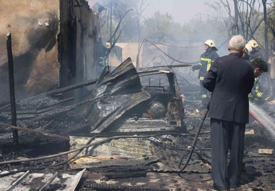 Ailesine Kızdı, Evi Ateşe Verdi